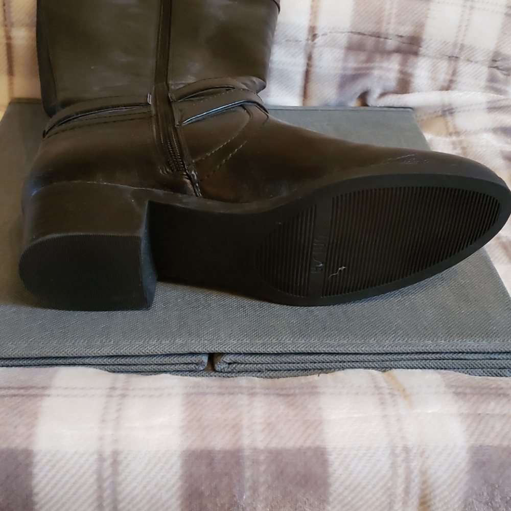 Boots - Picture 4 of 6